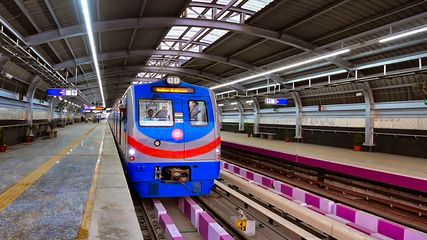 Kolkata Commuters Face Nightmare: Metro Disruption and Transport Chaos During Festive Season