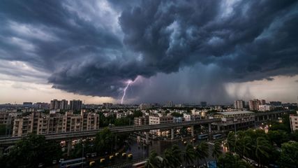IMD Weather Alert: Sudden Thunderstorms and Gusty Winds to Disrupt Daily Life Across Delhi, Bengaluru, and Kerala