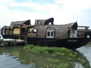 കായൽപരപ്പിലൂടെ ഒരു ഹൗസ്‌ബോട്ട് യാത്ര!