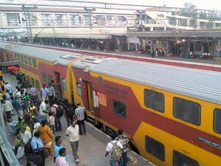 ഡബിള്‍ ഡെക്കര്‍ ട്രെയിനില്‍ യാത്ര പോകാം