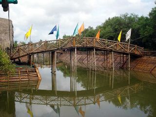 വിവാ‌ദങ്ങള്‍ അവിടെ നില്‍ക്കട്ടെ; കണ്ടല്‍ പാര്‍ക്കിലേക്ക് യാത്ര ചെയ്യാം