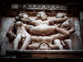 സഞ്ചാരികളെ അതിശയി‌പ്പിക്കുന്ന ഖജുരാഹോയിലെ രതി ശിൽപ്പങ്ങൾ