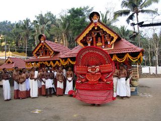 തെയ്യക്കാലത്ത് തെയ്യങ്ങളുടെ നാട്ടിലൂടെ