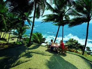 വിഴിഞ്ഞ‌ത്തെ ഹാർബറും ഗുഹാ ക്ഷേത്രവും