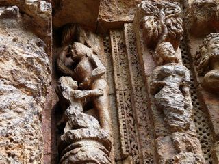 കാമകണ്ണുകളോടെ കാണാം കൊണാ‌ർക്കിലെ ചില ശിൽപ്പവേ‌ലകൾ