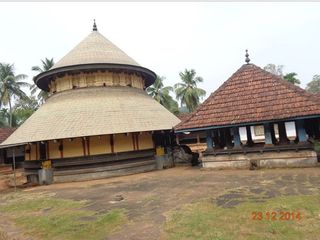 ഒരു ക്ഷേത്രവും മൂന്ന് പൂജാരിമാരും