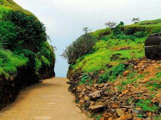 നാണയം കൊടുത്താല്‍ മാത്രം കടത്തി വിടുന്ന മലമ്പാത അഥവാ നാനേഘട്ട്!!