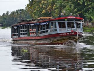 18 രൂപ...രണ്ടര മണിക്കൂര്‍...കായലിന്റെ കാണാകാഴ്ചകള്‍ കാണാന്‍ പോയാലോ....