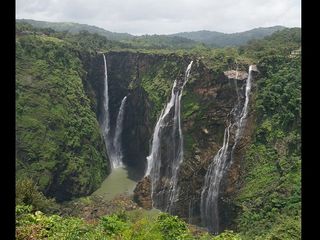 അതിരപ്പള്ളിയെ കടത്തിവെട്ടുന്ന വെള്ളച്ചാട്ടങ്ങൾ