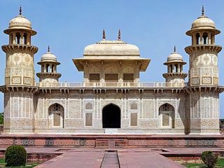 ആഗ്രക്കാഴ്ചകളിൽ മാറ്റി നിർത്താന്‍ പറ്റാത്ത ഇടങ്ങൾ