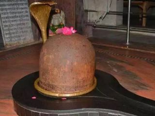 ദിവസത്തിൽ മൂന്നു പ്രാവശ്യം നിറം മാറുന്ന ശിവലിംഗം