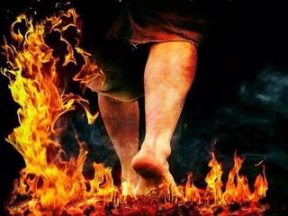 100 ഡിഗ്രി കനലിൽ വെറുംകാലിലുള്ള നടത്തം...തമിഴ്നാട്ടിലെ ഈ വിചിത്ര ആഘോഷം അറിയുമോ?