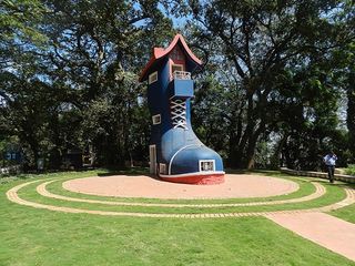 ഷൂവിനുള്ളിൽ ജീവിച്ച സ്ത്രീയുടെ സ്മാരകവുമായി ഒരു ഗാർഡൻ