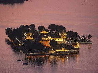 തടാകത്തിനു നടുവിലെ കൊട്ടാരത്തിൽ തുടങ്ങി മഴ കാണാൻ നിർമ്മിച്ച കൊട്ടാരം വരെ