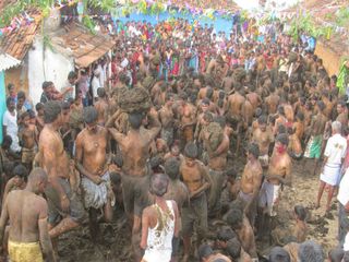 ചാണകമെറിഞ്ഞാഘോഷിക്കുന്ന ഗോരേ ഹബ്ബാ ചാണക ഉത്സവം