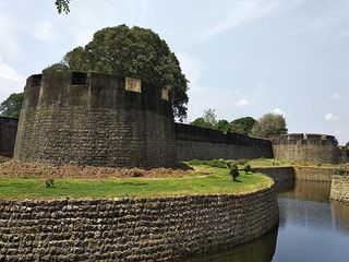 ചരിത്രമുറങ്ങുന്ന കേരള മണ്ണിലൂടെ