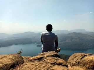 മഞ്ഞുമൂ‌ടിയ കുന്നുകളും കാഴ്ചകളുമായി കാല്‍വരി മൗണ്ട്! പോകാം മഞ്ഞിന്റെ കൂടാരത്തിലേക്ക്