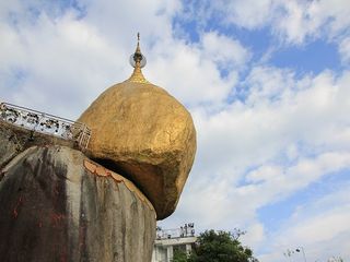 ബുദ്ധന്‍റെ മുടിയിഴയില്‍ താങ്ങിനില്‍ക്കുന്ന സ്വര്‍ണ്ണപ്പാറ, നിഗൂഢത തെളിയിക്കാനാവാതെ ശാസ്ത്രം!!