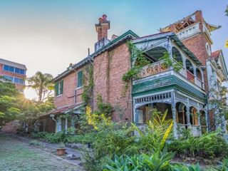 വില്‍ക്കുന്നത് 73 കോടിക്ക്, പണിത് നേരെയാക്കണമെങ്കില്‍ 87 കോടി ചിലവും!! ഈ ആഢംബര വസതി ഇങ്ങനെയും അമ്പരപ്പിക്കും