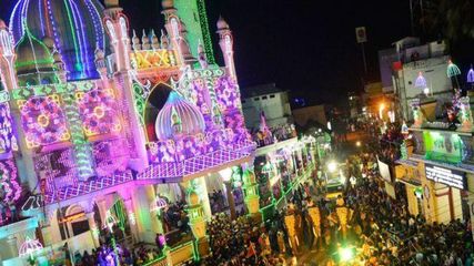 മാനവികതയുടെ മൂല്യം ആകാശത്തോളം ഉയർത്തുന്ന എരുമേലി ചന്ദനക്കുടവും പേട്ടതുള്ളലും