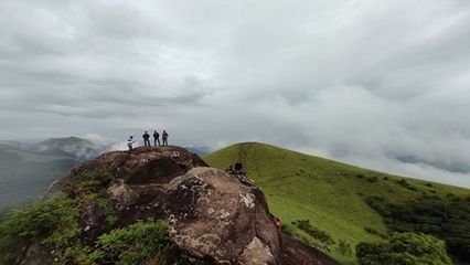 മഴയിൽ കുളിച്ച് മഞ്ഞിലൂടെ കയറാം..മഴയാത്രയ്ക്ക് കാത്തിരിക്കുന്നു റാണിപുരം