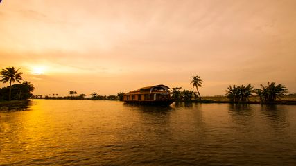 മഴ നനയാം, ആസ്വദിക്കാം.. അഞ്ച് മണിക്കൂർ കായൽ യാത്ര, രാത്രി പാക്കേജ് വേറെ! ഇത്തവത്തെ മൺസൂൺ അടിപൊളി...
