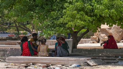 കൊടുംചൂടിൽ ചുട്ടുപൊള്ളുന്ന ഡൽഹി, പുറത്തിറങ്ങുമ്പോൾ ശ്രദ്ധിക്കേണ്ട കാര്യങ്ങൾ