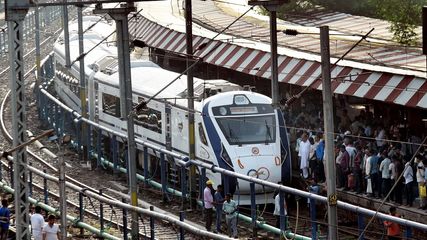 വന്ദേ ഭാരതിന് ഏറ്റവും വേഗത ഈ രണ്ട് റൂട്ടുകളിൽ; ഇത്ര ദൂരം പോകുന്നതറിയില്ല.. യാത്രാസമയവും കുറയും