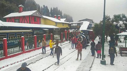 ഡാർജലിങ് യാത്രയിൽ ടോയ് ട്രെയിൻ കയറാൻ പറ്റാത്ത വിഷമം വേണ്ട, നാല് മാസങ്ങൾക്ക് ശേഷം സർവീസ് വീണ്ടും തുടങ്ങി