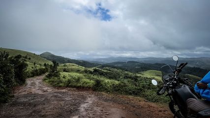 മഞ്ഞിറങ്ങുന്ന മലകൾ, കാടിനുള്ളിലെ വെള്ളച്ചാട്ടം, ഇല്ലാവഴിയിലൂടെ ഓഫ്റോഡിങ്...കൂർഗ് യാത്രയിൽ മറക്കാതെ ചെയ്യേണ്ടത്