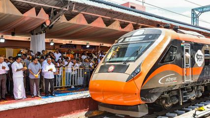 പുത്തൻ വന്ദേ ഭാരത് സർവീസ് വരുന്നു, യാത്രക്കാർ മാറി നിൽക്കണം, ഇത് നിങ്ങൾക്കല്ല