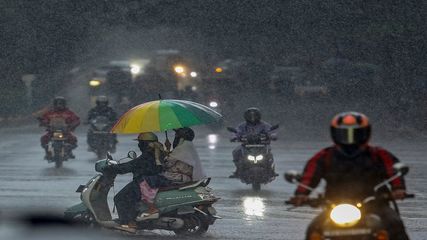 ബെംഗളൂരു മഴ: ഏറ്റവും കൂടുതൽ പെയ്തത് യെലഹങ്കയിൽ.. കുരുക്കിൽ വലഞ്ഞ് ജനങ്ങൾ, ചൂടിന് ആശ്വാസം