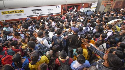 റെയിൽവേ സ്റ്റേഷനിലേക്ക് പ്രവേശന നിയന്ത്രണം, ട്രെയിൻ എത്തിയാൽ മാത്രം കടത്തിവിടും,തിരക്ക് നിയന്ത്രിക്കാൻ റെയിൽവേ