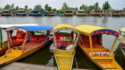 കാശ്മീർ ടൂറിസം;  ട്രെക്കിങിന് താത്കാലിക വിലക്ക്, താഴ്വരയിലെ 48 വിനോദസഞ്ചാര കേന്ദ്രങ്ങൾ അടച്ചു