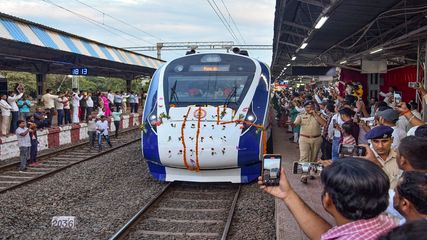 ഈ വന്ദേ ഭാരത് എക്സ്പ്രസിന് 4 കോച്ചുകൾ അധികം..  20 കാർ റേക്ക് ഇനി ഈ റൂട്ടിൽ.. മലയാളികൾക്ക് കോളടിച്ചു