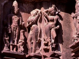 ఖజురాహో అందాలు - కౌగిళ్ల బంధాలు!