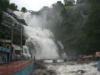 కుట్రాలంలో జలపాతాల సోయగాలు !!