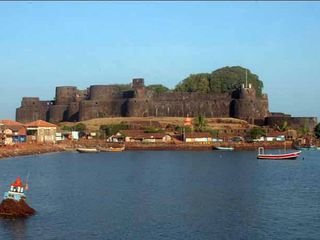 విజయదుర్గ్ - మంత్రముగ్ధుల్ని చేసే ఒక చిన్న పట్టణం !