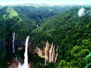 షిల్లాంగ్ టు చిరపుంజీ రోడ్ ట్రిప్ ప్రయాణంలో ..!