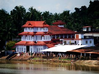 ఆల్కాహాలు, నూడుల్స్ మరియు ఇతర విచిత్ర ప్రసాదాలను అందిచే ఆలయాలు !