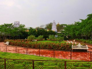 విద్యా, బుద్ధుల్లో అందరికంటే ముందు మీరే ఉండాలంటే ఇక్కడికి వెళ్లండి