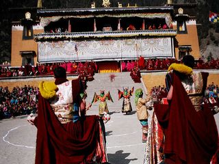 లామాల పండగ ' హేమిస్' !