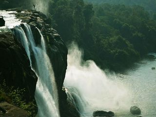 అందమైన జలపాతానికి చిరునామా .. అతిరాప్పిల్లి !