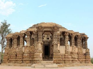 ఆ సమయంలో ఈ గుడిలోకి పోతే రాళ్లుగా మారిపోతారట!