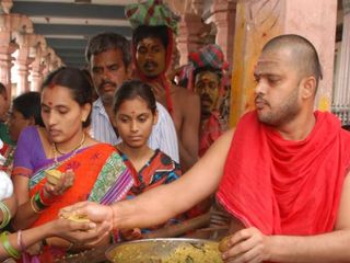 దోసెలు, చాక్లెట్లు, నూడుల్స్ ను ప్రసాదంగా అందించే దేవాలయాలు మీకు తెలుసా?