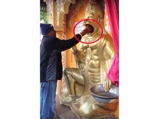 టెంకాయలు పగలకొడుతున్న హనుమంతుని విగ్రహం !