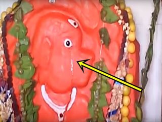 కన్నీరు పెడుతున్న శ్రీ ఆంజనేయ స్వామి విగ్రహం !