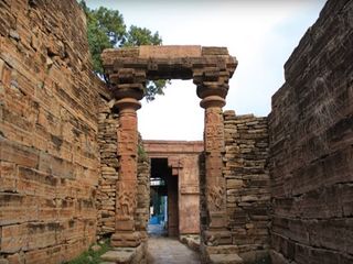 రోజు రోజుకి సైజు పెరుగుతున్న శివలింగం !