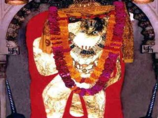 ధైర్యం వుంటే ఈ దేవాలయానికి వెళ్ళండి 