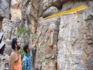 తిరుమలలో ప్రాణంతో తిరుగుతున్న బంగారు బల్లి